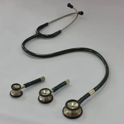 Kardiologie Iv grünes Stethoskop auf Magen