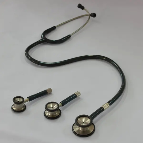 Kardiologie Iv grünes Stethoskop auf Magen