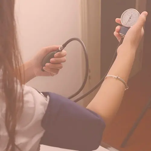 Medizinisches Aneroid-Blutdruckmessgerät für den Schreibtisch mit umlaufender Manschette
